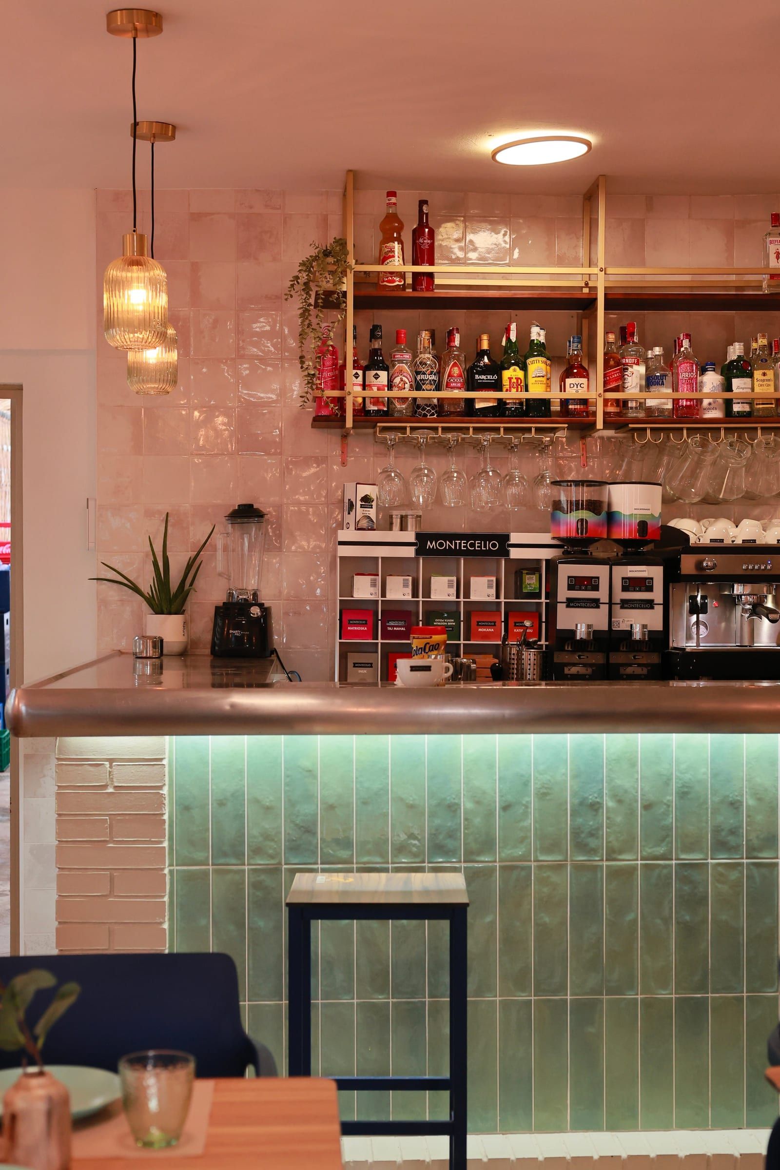Innen-Theke des Restaurants in warmem Licht.