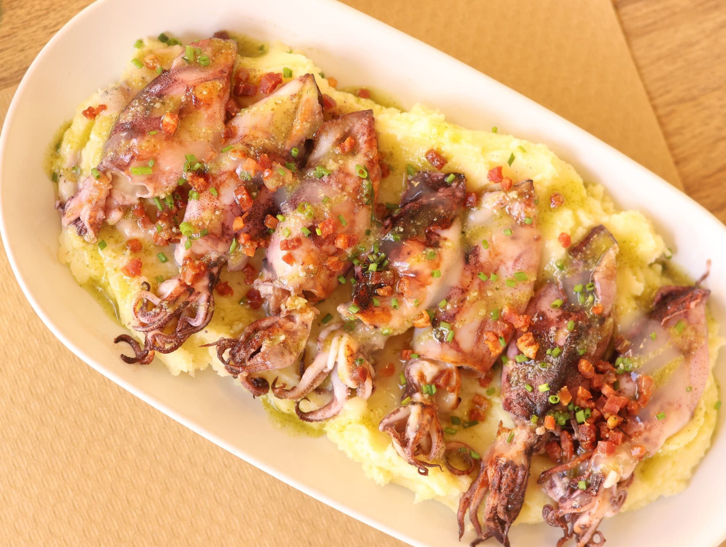 Chipirones, lácteo de jamón y parmentier de patata — La Quisquillosa Playa