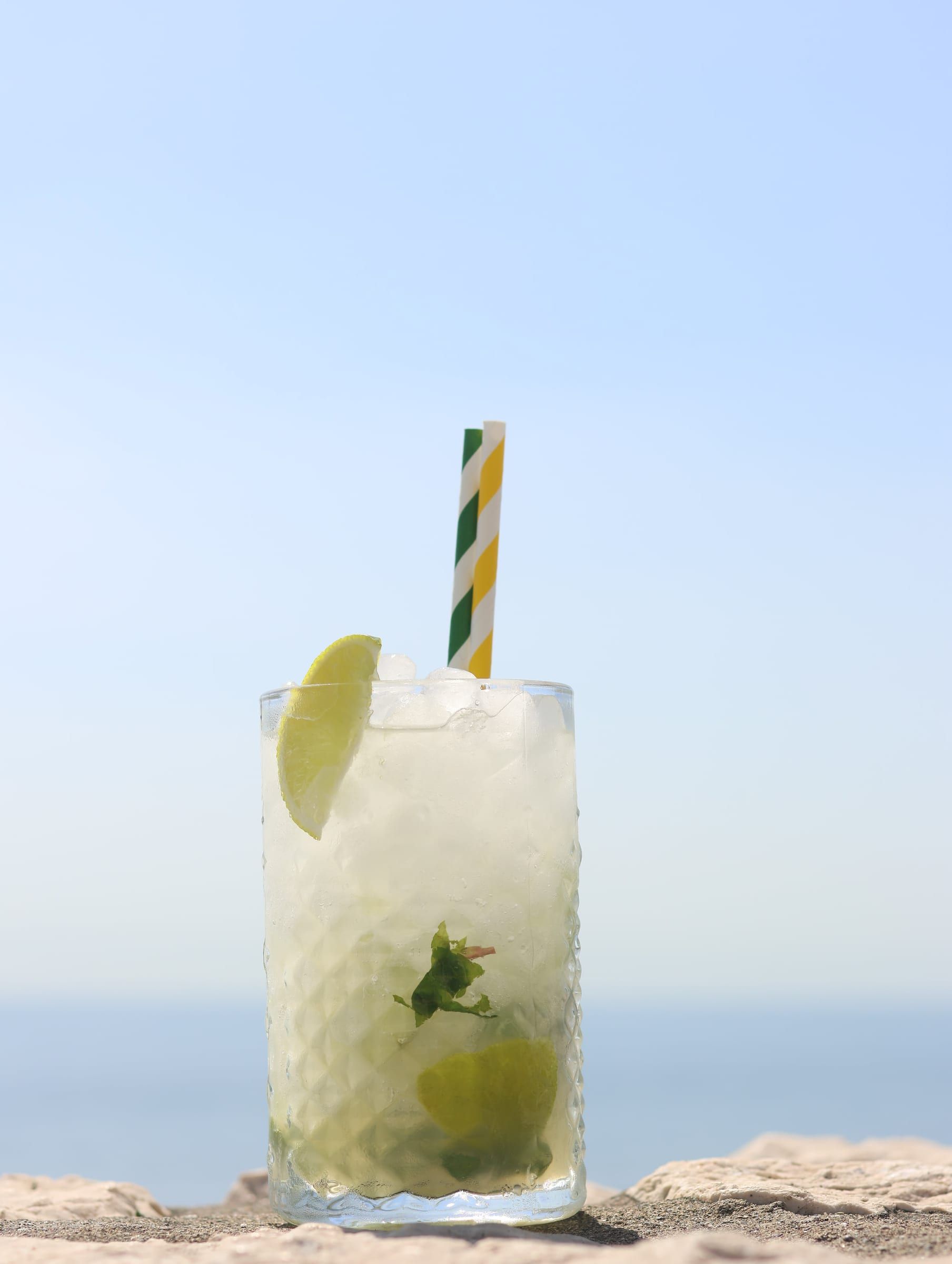 Mojito am Strand bei Sonnenuntergang.