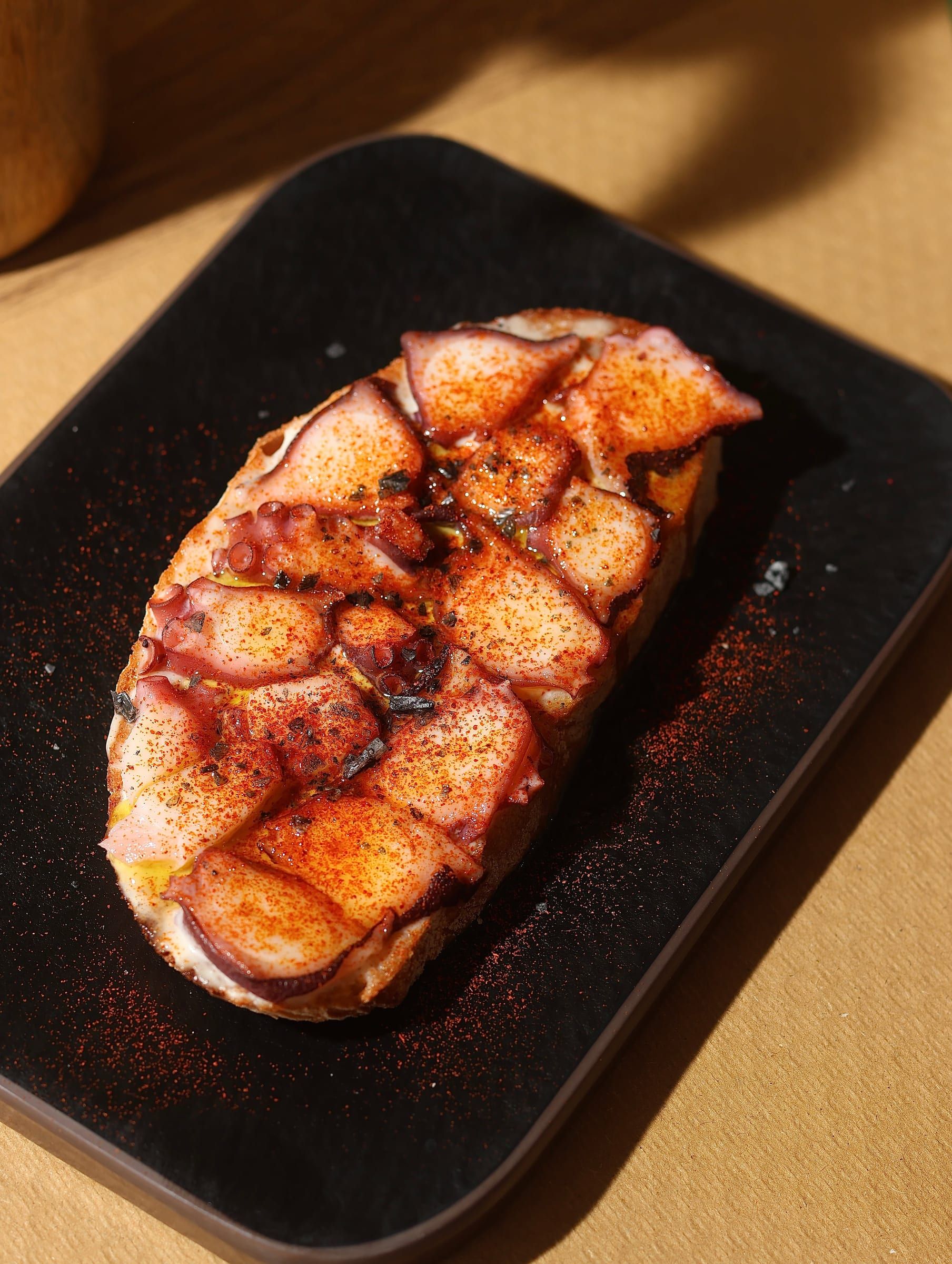 Tosta de pulpo con queso de cabra malagueña — La Quisquillosa Playa